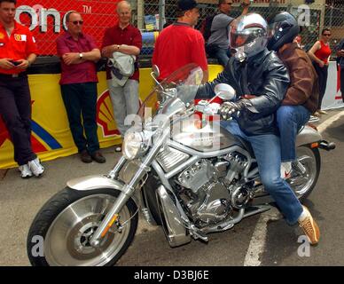 (Dpa) - deutscher Formel-1-Weltmeister Michael Schumacher (Treiber, Ferrari) und sein Physiotherapeut Balbir Singh sind auf dem Weg zum Camp Treiber auf einer Harley-Davidson in Monaco, 28. Mai 2003. In Freizeitkleidung und mit einem Helm auf dem Kopf erkennen nur wenige Fans die Formel1-Star. Dieser Sonntag, 1 Juni Stockfoto