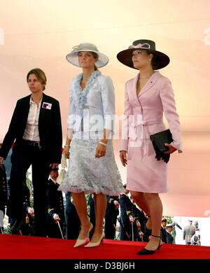 (Dpa) - kommt Kronprinzessin Victoria von Schweden (R) mit ihrer Schwester Princess Madeleine (C) zur Hochzeit der belgische Prinz Laurent und Claire Coombs in St. Michael und St. Gudula Cathedral in Brüssel, 12. April 2003. Nach ihrer Heirat auf dem Standesamt der jüngste Sohn von der Stockfoto