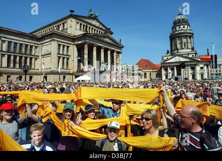 (Dpa) - haben Tausende von Menschen auf der Gendarmenmarket versammelt, um während der Ökumenische Kirchentag in Berlin, 29. Mai 2003 in der zentrale Gottesdienst teilzunehmen. Die ist das erste Mal, dass Katholiken und Protestanten halten einen gemeinsamen Kirchentag läuft unter dem Motto "Ihr Sollt Stockfoto