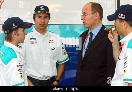 (Dpa) - Prinz Albert von Monaco (2. v. R) Chats mit deutschen Fornula eine pilot Nick Heidfeld (L) und Heinz-Harald Frentzen (2. v. L) und ihre Teamleiter Peter Sauber (R) nach die qualifizierende Ausbildung Runde drei Tage vor dem Formel 1 Grand Prix in Monte Carlo, Monac, 29. Mai 2003. Die Gra