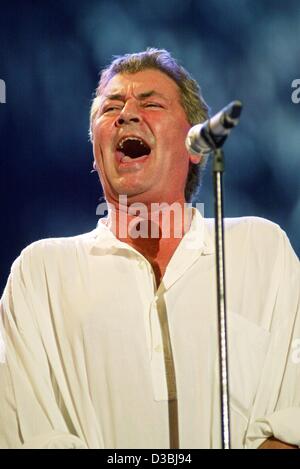 (Dpa) - Ian Gillan der Rockband "Deep Purple" performt bei der "Pavarotti und Friends" Charity Konzert in Modena, Italien, 27. Mai 2003. Stockfoto