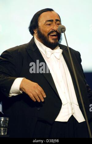 (Dpa) - italienische star-Tenor Luciano Pavarotti singt beim Benefizkonzert "10. Pavarotti und Friends", die er in Modena, Italien, 27. Mai 2003 gegründet. Stockfoto