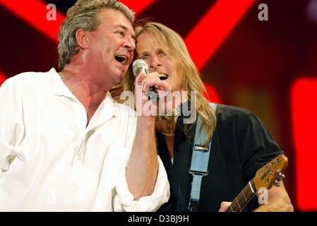 (Dpa) - Ian Gillan (L) Und Steve Morse von der Rock-Band Deep Purple Performat "10. Pavarotti und Friends" Charity Konzert in Modena, Italien, 27. Mai 2003. Stockfoto