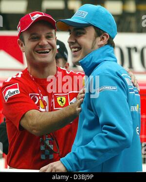 (Dpa) - spanische Formel 1 Piloten Fernando Alonso (R, Renault) teilt einen lachen mit brasilianischen Ferrari-pilot Rubens Barrichello vor dem Beginn des spanischen Formel 1 Grand Prix auf dem Circuit de Catalunya in Barcelona, 4. Mai 2003. Stockfoto