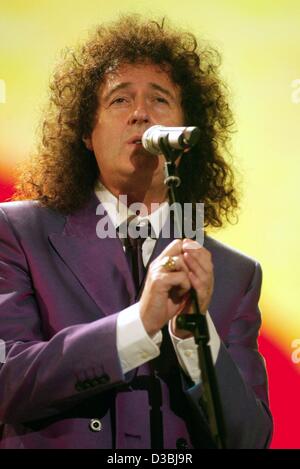 (Dpa) - britische Gitarrist Brian May, der Rock-Band "Queen" führt beim Benefizkonzert "10. Pavarotti und Friends" in Modena, Italien, 27. Mai 2003. Stockfoto