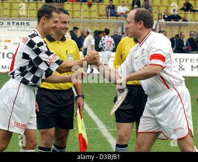 (Dpa) - der erbliche Prinz Albert von Monaco (R) und die deutsche Formel-1-Weltmeister Michael Schumacher lassen grüßen einander vor einem Benefiz Fußballspiel in Monte Carlo, 27. Mai 2003. Einige Tage vor dem Grand Prix der Schumacher-Team von Fahrern "Nazionale Piloti" Prinz Albert "-Star-Team Stockfoto