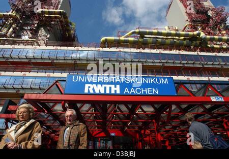 (Dpa) - Besucher vor dem Eingang des Universitätsklinikums RWTH Aachen, Deutschland, 8. März 2003 gesehen werden. Eine 30 Jahre alte Frau aus Aachen wurde ins Krankenhaus eingeliefert, hier als ein verdächtiger Fall für das SARS-Virus (schwere akute respiratorische Syndrom). Zwei Tage, bevor sie von Reise nach Asien zurückgekehrt war. ACCO Stockfoto