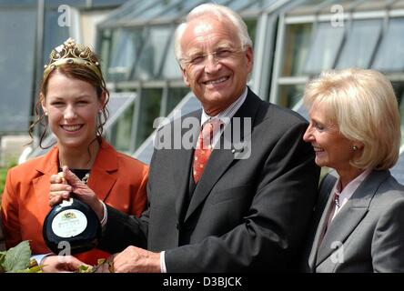 (Dpa) - die bayerischen Ministerpräsidenten Edmund Stoiber und seine Frau erhalten eine Flasche Frankenwein in der typischen "Bocksbeutel" (Ziegenmilch Beutel) Flasche aus dem Wein Königin Nicole dann (L), Veitshöchheim, Deutschland, 28. Mai 2003. Am 10. Jahrestag seines Amtes reist Stoiber durch Franconi Stockfoto