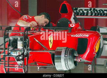 (Dpa) - Ferrari-Mechaniker arbeiten an der neuen Ferrari-Rennwagen F2003-GA von den deutschen Formel 1-Weltmeister Michael Schumacher auf der Rennstrecke Circuit de Catalunya in der Nähe von Barcelona, Spanien, 1. Mai 2003. Michael Schumacher fährt sein erste Rennen in der neuen Ferrari an diesem Wochenende beim großen Preis von S Stockfoto