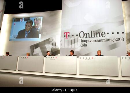 (Dpa) - Kai-Uwe Ricke, CEO der Telekom und T-Online Aufsichtsratsvorsitzende, erscheint auf dem Bildschirm über dem Podium bei der Hauptversammlung von T-Online in Köln, 21. Mai 2003. Stockfoto