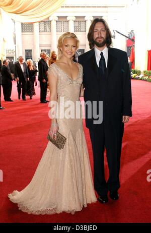 (Dpa) - US-Schauspielerin und Goldie Hawns Tochter Kate Hudson ("Gewusst wie: Lose a Guy in 10 Days,"Almost Famous","Über Adam") posiert für ein Foto auf dem roten Teppich mit dem Musiker Chris Robinson bei der 75. Oscar-Verleihung in Hollywood, 23. März 2003. Stockfoto