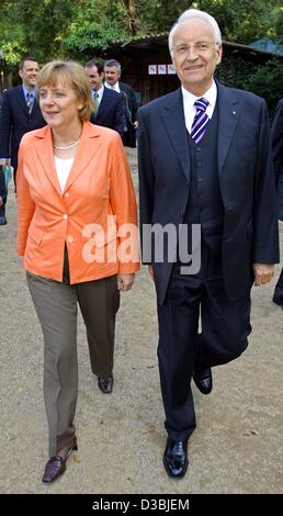 (Dpa) - Kanzlerkandidat von den konservativen Angela Merkel und der Ministerpräsident von Bayern Edmund Stoiber gehen zusammen auf das Hauptzelt ein Wein Feier in Castell, Deutschland, Donnerstag, 21. Juli 2005. Stockfoto