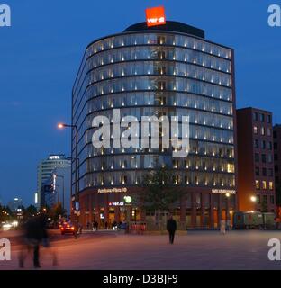 (Dpa) - ein Blick auf das Hauptquartier der deutschen Gewerkschaft Ver.di am Potsdamer Platz in Berlin, 22. Mai 2003. Heute pulsiert Leben Berlins am Potsdamer Platz. Aber mehr als 28 Jahre lang war der Ort tot landen im Herzen der Stadt und in der Nacht den Lampen von der Berliner Mauer erleuchtete die Potsdam Stockfoto