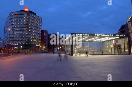 (Dpa) - ein Blick auf den Eingang zur u-Bahn station am Potsdamer Platz in Berlin, 22. Mai 2003. Heute pulsiert Leben Berlins am Potsdamer Platz. Aber mehr als 28 Jahre lang war der Ort tot landen im Herzen der Stadt und in der Nacht den Lampen von der Berliner Mauer erleuchtete die Potsdamer P Stockfoto