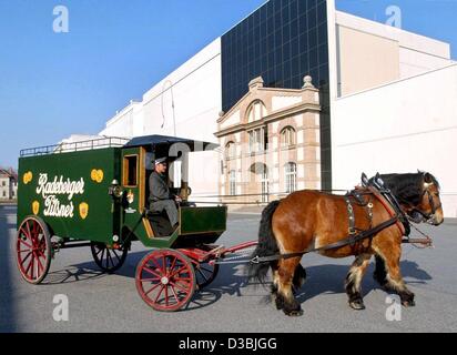 (Dpa) - zwei Blockwagen-Pferde ziehen einen historischen Wagen der Radeberger Brauerei, Radeberg, Deutschland, 15. April 2003. Lokalen Pubs sind immer noch auf diese Weise versorgt. Im Hintergrund ist die neue Brauerei Gebäude eine historische Portal beinhaltet. Radeberger Brauerei wurde im Jahre 1872 gegründet und produziert 2 Millionen Stockfoto