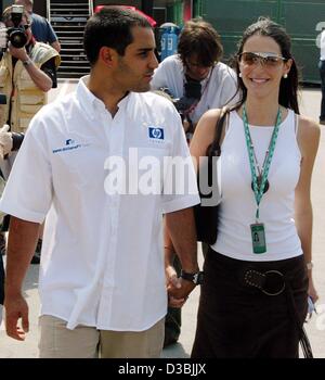 (Dpa) - kolumbianische Formel-1-Fahrer Pablo Montoya (BMW-Williams) und seine Frau Connie an den Händen halten und überqueren die Interlagos Formel 1 Rennstrecke in Sao Paulo, Brasilien, 3. April 2003. Der brasilianischen Formel Eins grand Prix ist das dritte Formel 1 Rennen nach dem australischen und malaysischen grand prix Stockfoto