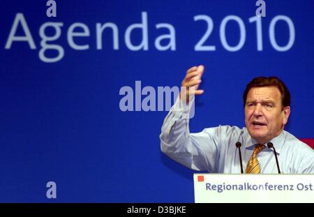(Dpa) - steht Bundeskanzler Gerhard Schroeder vor dem Wort "Agenda 2010" auf der Regionalkonferenz für Ostdeutschland (Regionalkonferenz Ost) der SPD in Potsdam, 21. Mai 2003. Schroeder befördert seine Reformpläne "Agenda 2010" und lobte seine umstrittenen Wirtschafts- und so Stockfoto