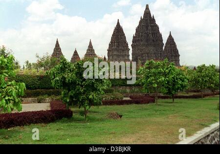 (Dpa-Dateien) - ein Blick auf den buddhistischen Denkmal von Borobudur auf der Insel Java, Indonesien, 2001. Erbaut von der Sailendras von Sumatra, stammt dieses prächtige Tempel aus etwa dem 9. Jahrhundert. Es ist eine riesige, abgeschnittene Pyramide bedeckt mit kunstvoll geschnitzten Steinblöcke, die das Leben der Bu illustrieren Stockfoto