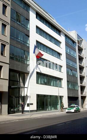 (Dpa) - steht ein Polizeiauto vor der französischen Botschaft am Pariser Platz (Paris Platz) in Berlin, 15. April 2003. Stockfoto