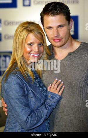 (Dpa) - US-Sängerin Jessica Simpson ("Irresistible") und ihr Ehemann Nick Lachey posieren für ein Foto auf der GM (General Motors) Celebrity Fashion Show in Hollywood, 18. März 2003. Stockfoto