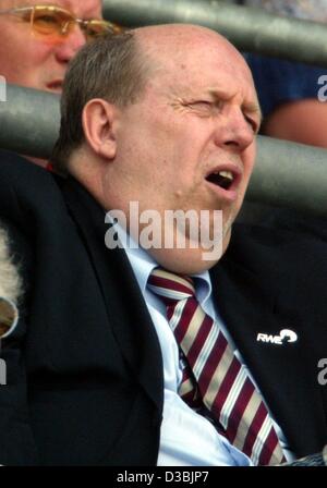 (Dpa) - Reiner Calmund, Manager des Fußballvereins Bayer 04 Leverkusen, Uhren seiner Teamplay während der Bundesliga-Fußballspiel gegen 1. FC Nürnberg (Nürnberg) in Nürnberg, 24. Mai 2003. Leverkusen bleibt in der Bundesliga, während Nürnberg wird in die zweite Liga nach unten verschieben Stockfoto