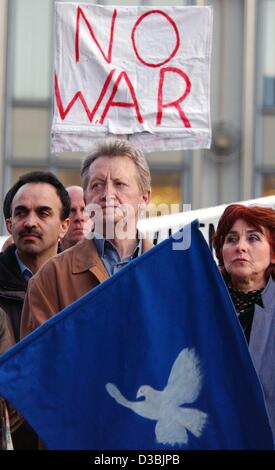 (Dpa) - Demonstranten halten einen Banner der "No War" während einer Anti-Kriegs-Demonstration in Köln, Deutschland, 24. März 2003 lautet. Mehrere hundert Menschen nahmen Teil an den Protesten vor dem Kölner Dom. Stockfoto