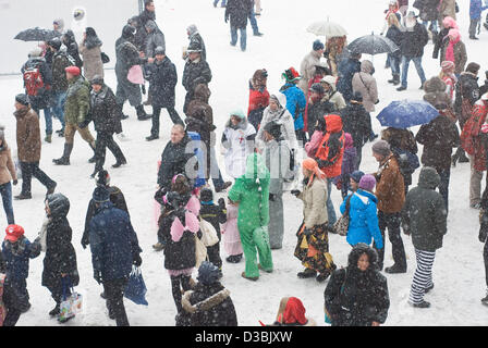 München, Deutschland. 12. Februar 2013. Teilnehmer, die Spaß im verschneiten Karneval am 12. Februar 2013 in München Stockfoto