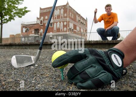 (Dpa) - ein Golfer passt seine Kugel auf einer Schotterpiste Platz vor der Jemen-Pavillon der ehemaligen Expo Gelände in Hannover, 10. Mai 2003. "Crossgolf" wird mehr und mehr populär: Es ist genau wie Golf, aber ohne einen Golfplatz. Cross-Golfer haben nun entdeckt, dem ehemaligen Expo-Gelände Stockfoto