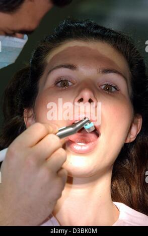 (Dpa) - Ozon wird verwendet, um Patienten Rabea Zähne gegen Karies auf der weltweit größten Messe für Zahnarzt und Zahntechniker die Instrumente und Materialien (IDS), Köln, Deutschland, 24. März 2003 zu behandeln. Zwischen 25 und 29 März zeigen 1.400 Aussteller aus 50 Ländern ihre neuesten Instrumente Stockfoto