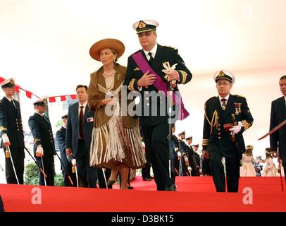 (Dpa) - der Bräutigam Prinz Laurent von Belgien ist begleitet von seiner Mutter, Königin Paola, als er für seine Ehe zu Claire Coombs in St. Michael und St. Gudula Cathedral in Brüssel, 12. April 2003 kommt. Nach ihrer Heirat auf dem Standesamt der jüngste Sohn des belgischen Königs, Prin Stockfoto