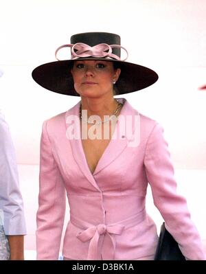 (Dpa) - kommt Kronprinzessin Victoria von Schweden nach der Hochzeit der belgische Prinz Laurent und Claire Coombs in St. Michael und St. Gudula Cathedral in Brüssel, 12. April 2003. Nach ihrer Heirat auf dem Standesamt der jüngste Sohn des belgischen Königs, Prinz Laurent und seine younge Stockfoto