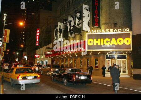 (Dpa) - pass Autos Ambassador Theatre am Broadway, die derzeit das Musical "Chicago" in New York, 15 Februar 2003 angezeigt wird. Das Theater ist im Besitz der Shubert Organisation. Es ist ein charmantes und mittleren Haus, viel breiter als tief ist, so dass Sie nie sehr weit nach hinten von der Bühne. Die Stockfoto