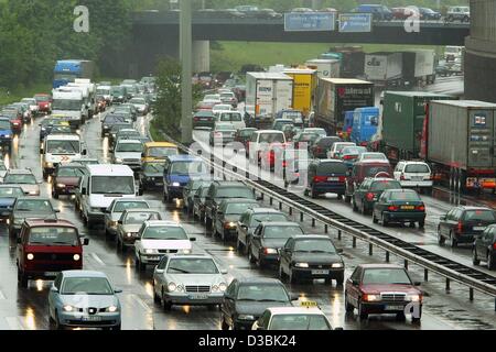 (Dpa) - PKWs und LKWs stecken im Stau auf der Autobahn A7 in Hamburg, 23. Mai 2003. Vor allem am Wochenende ist dieser Teil der Autobahn oft Staus betroffen. Stockfoto