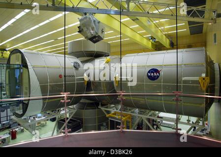 (Dpa) - ist ein lebensgroßes Modell das Weltraumlabor "Columbus" für die internationale Raumstation ISS auf dem Display bei der Firma Astrium in Bremen, Deutschland, 7. Mai 2003. Geplante Europäische Labor "Columbus" ist von Astrium gebaut und ist voraussichtlich bis März 2004 abgeschlossen sein. Stockfoto