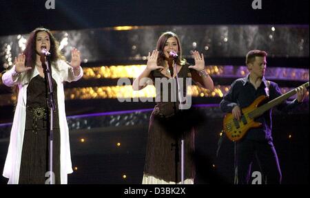 (Dpa) - die belgische Gruppe "Urban Trad" gewinnt den zweiten Platz mit ihrem Song "Sanomi" während der 48. Eurovision Song Contest in Riga, Lettland, 24. Mai 2003. Die Gewinner wurden von Fernsehzuschauern aus den 26 teilnehmenden Ländern gewählt, die für ihr eigenes Land Darsteller abstimmen dürfen. Stockfoto