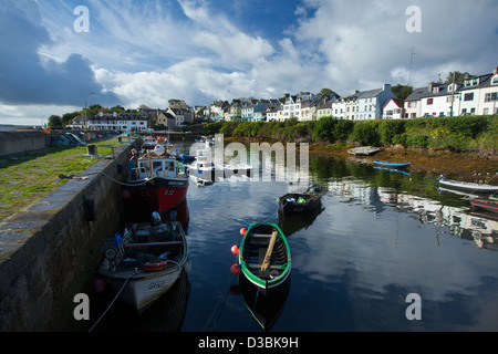 Angelboote/Fischerboote in Roundstone Hafen, Connemara, County Galway, Irland. Stockfoto