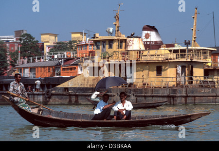 Pendler sitzen unter einem Schirm über den Fluss Buriganga in die Stadt mit dem Wassertaxi. Dhaka, Bangladesch Stockfoto