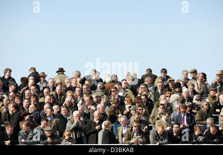 Menschen sehen die Rennen beim Cheltenham Festival, ein jährliches Pferderennen Fixpunkt im Südwesten Englands Stockfoto