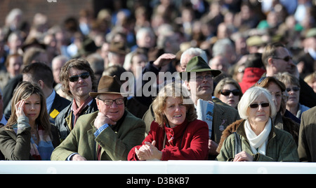 Menschen sehen die Rennen beim Cheltenham Festival, ein jährliches Pferderennen Fixpunkt im Südwesten Englands Stockfoto