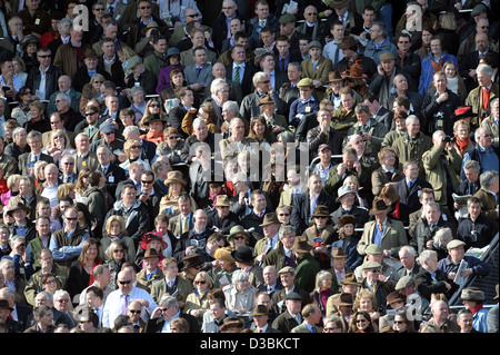 Menschen sehen die Rennen beim Cheltenham Festival, ein jährliches Pferderennen Fixpunkt im Südwesten Englands Stockfoto