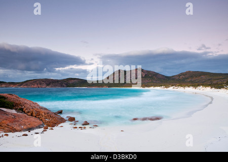 Distel Cove Beach in der Dämmerung. Cape Le Grand Nationalpark, Esperance, Western Australia, Australien Stockfoto