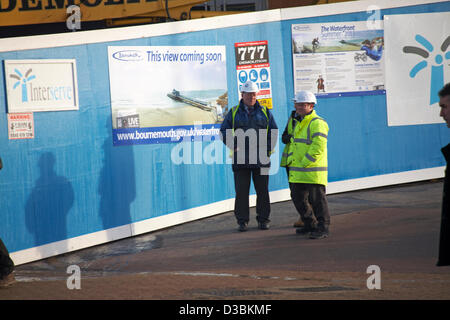 Bournemouth, UK 15. Februar 2013. Die Planierraupen beginnen die Glasfront der eines der meist gehassten Gebäude im Vereinigten Königreich, das Imax komplexe an Bournemouth Küste niederreißen. Einmal zerstört, wird die Website in eine Open-Air-Veranstaltungen Arena, bereit für die Sommersaison gedreht werden. Stockfoto