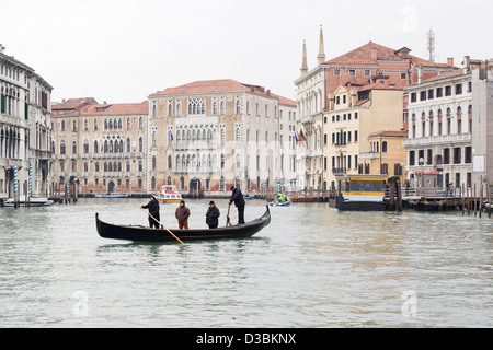 Gondel, die Menschen über den Canal Grande Venedig Italien arbeiten Stockfoto