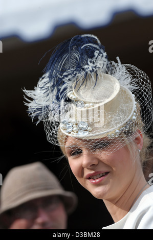 Eine Frau kommt zum Ladies Day beim Cheltenham Festival eine jährliche Veranstaltung der Pferd Rennen. Stockfoto