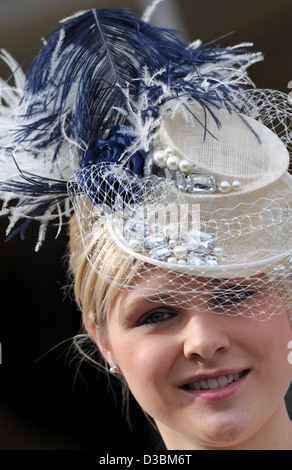 Eine Frau kommt zum Ladies Day beim Cheltenham Festival eine jährliche Veranstaltung der Pferd Rennen. Stockfoto