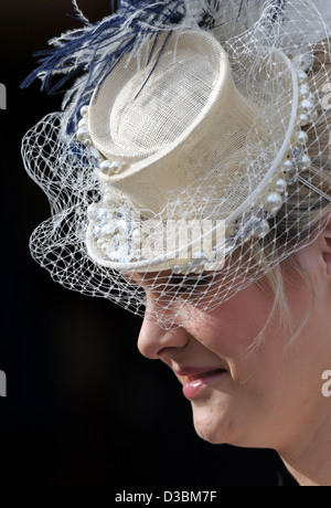 Eine Frau kommt zum Ladies Day beim Cheltenham Festival eine jährliche Veranstaltung der Pferd Rennen. Stockfoto