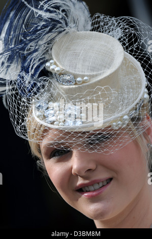 Eine Frau kommt zum Ladies Day beim Cheltenham Festival eine jährliche Veranstaltung der Pferd Rennen. Stockfoto