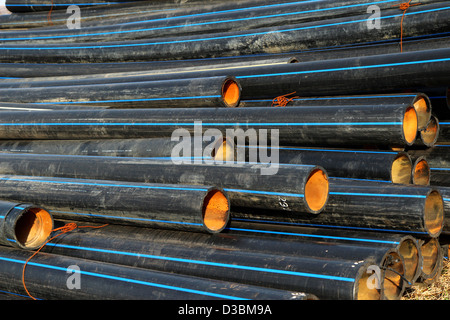 schwarzer pvc-Gasleitung auf einem Haufen Stockfoto