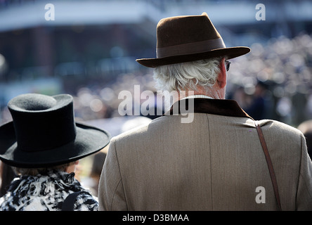 Menschen sehen die Rennen beim Cheltenham Festival, ein jährliches Pferderennen Fixpunkt im Südwesten Englands Stockfoto