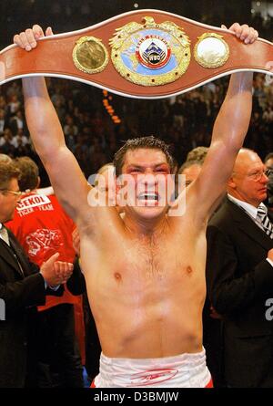 (Dpa) - polnischer Boxer Dariusz Michalczewski (hinten, R), der amtierende Weltmeister im Halbschwergewicht Boxen hält triumphierend die Welt Champions Gürtel nach dem Sieg kämpfen die Weltmeister der WBO (World Boxing Organisation) in Hamburg, Deutschland, 29. März 2003. Michalczewski gewinnt den Kampf mit einer Stockfoto